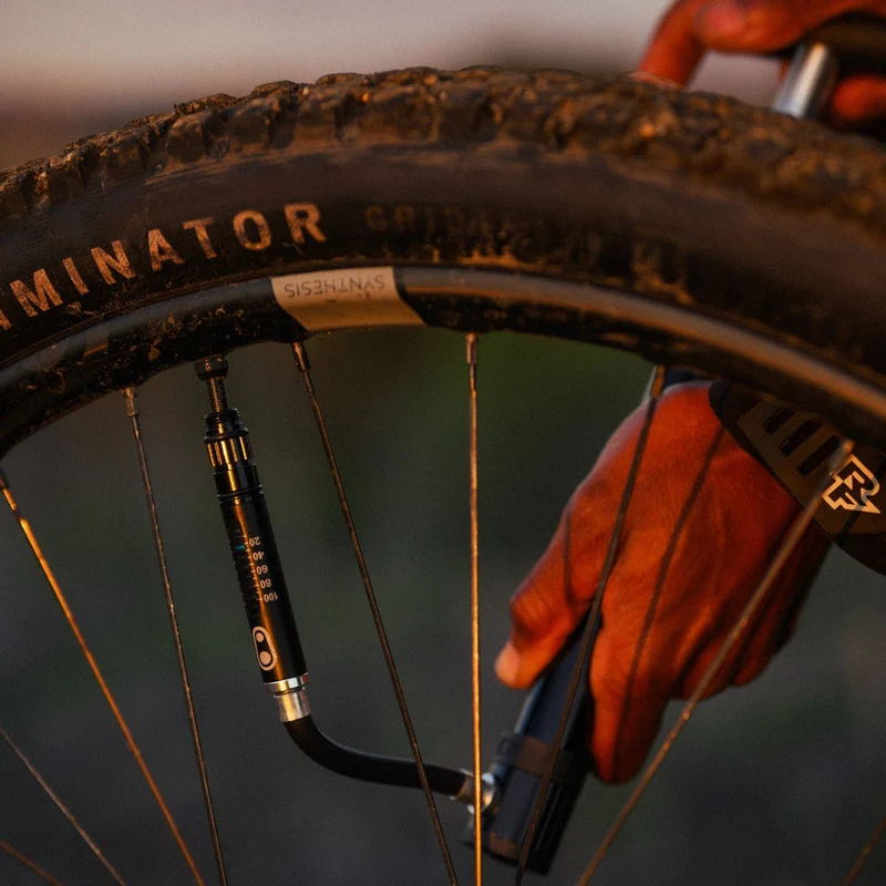 Pompe à Main CRANKBROTHERS KLIC HV Manomètre + PLUG TOOL Noir