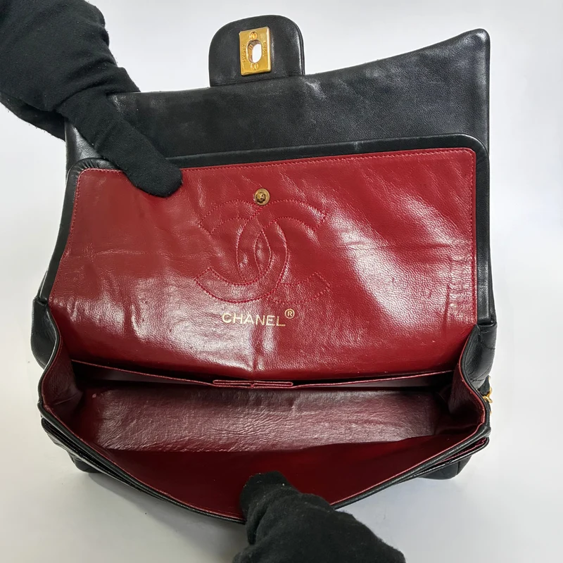 Chanel Classic Flap Bag Cuir d'agneau moyen