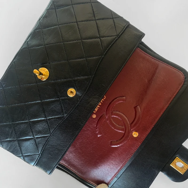Chanel Classic Flap Bag Cuir d'agneau moyen
