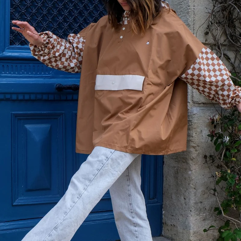 Poncho de pluie court Poule Party adulte Damier Marron