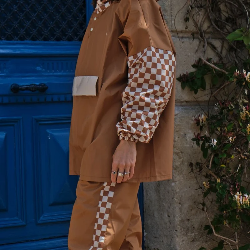 Poncho de pluie court Poule Party adulte Damier Marron