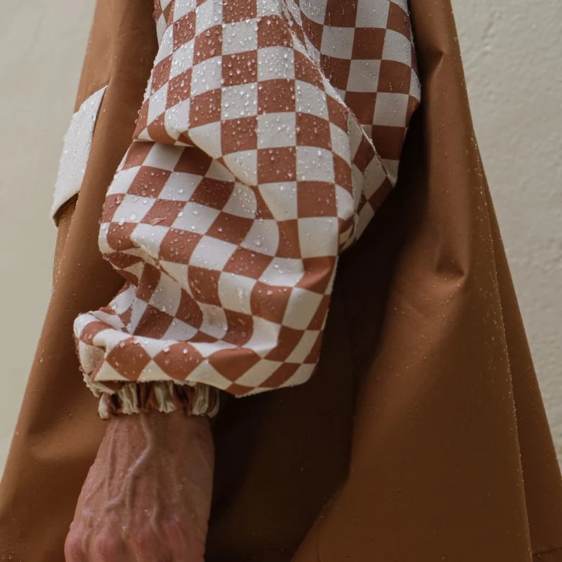 Poncho de pluie court Poule Party adulte Damier Marron