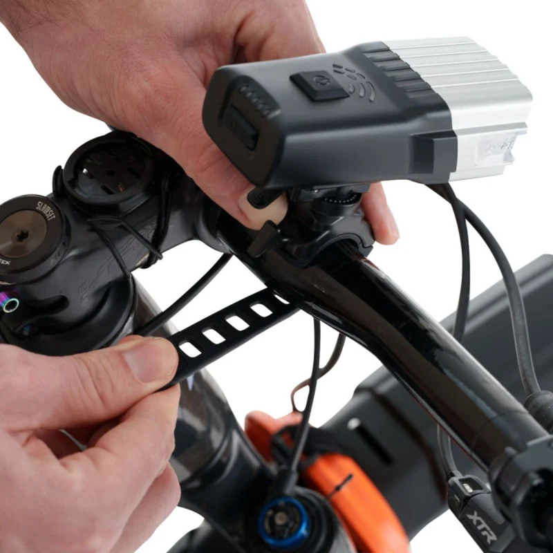 Eclairage avant 1500 lumens avec commande déportée Zéfal Supervision F1500