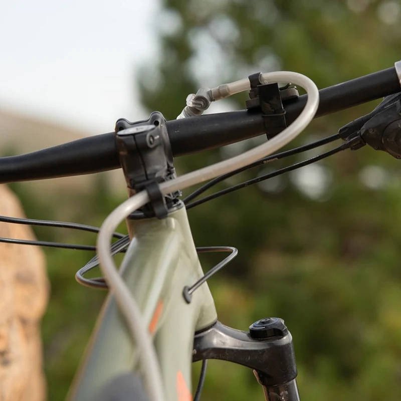 Fixation pour tuyau d'hydratation Revelate Designs Barnacle sur guidon