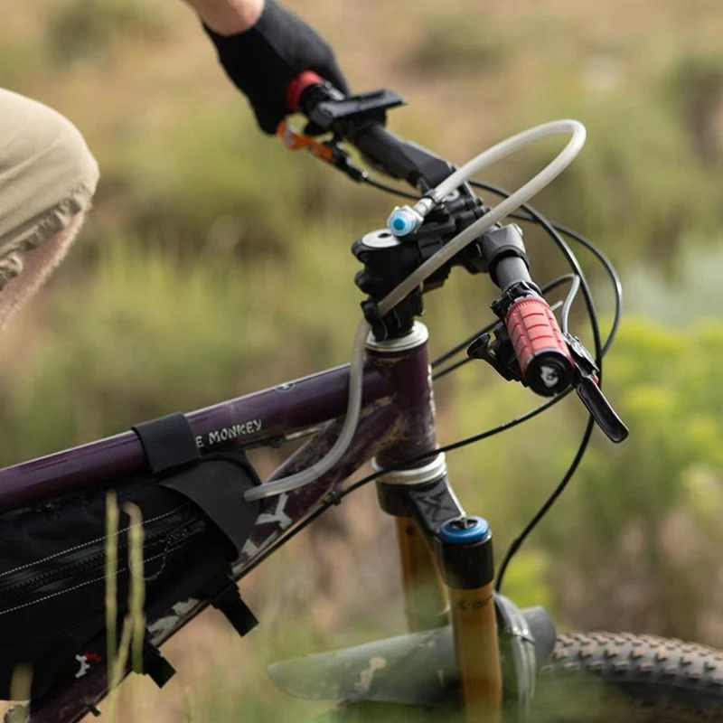 Fixation pour tuyau d'hydratation Revelate Designs Barnacle sur guidon