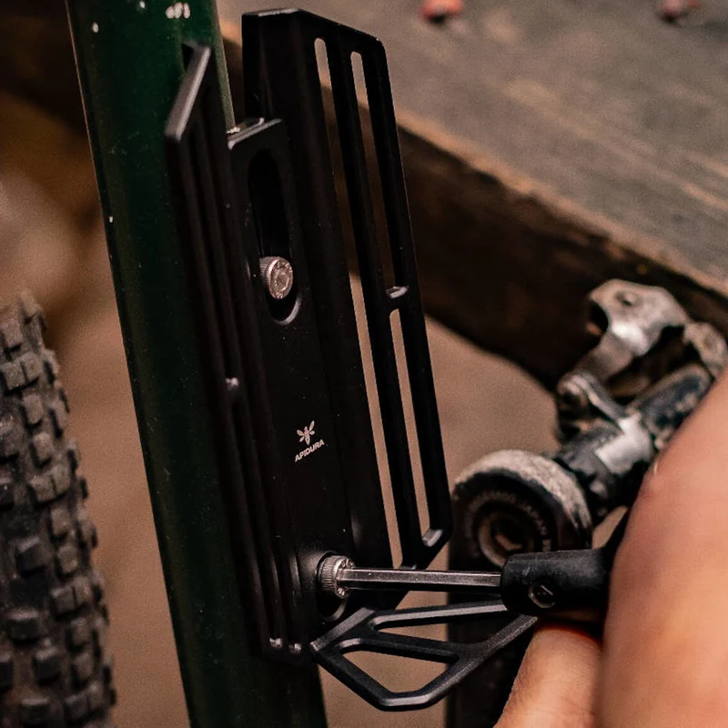 Cage de bikepacking sur fourche ou tube de cadre Apidura Cargo Cage