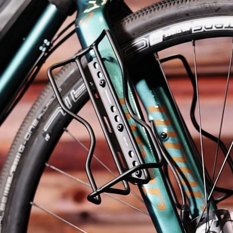 Cage de bikepacking 2 en 1 sur fourche vélo Outpost cargo Blackburn