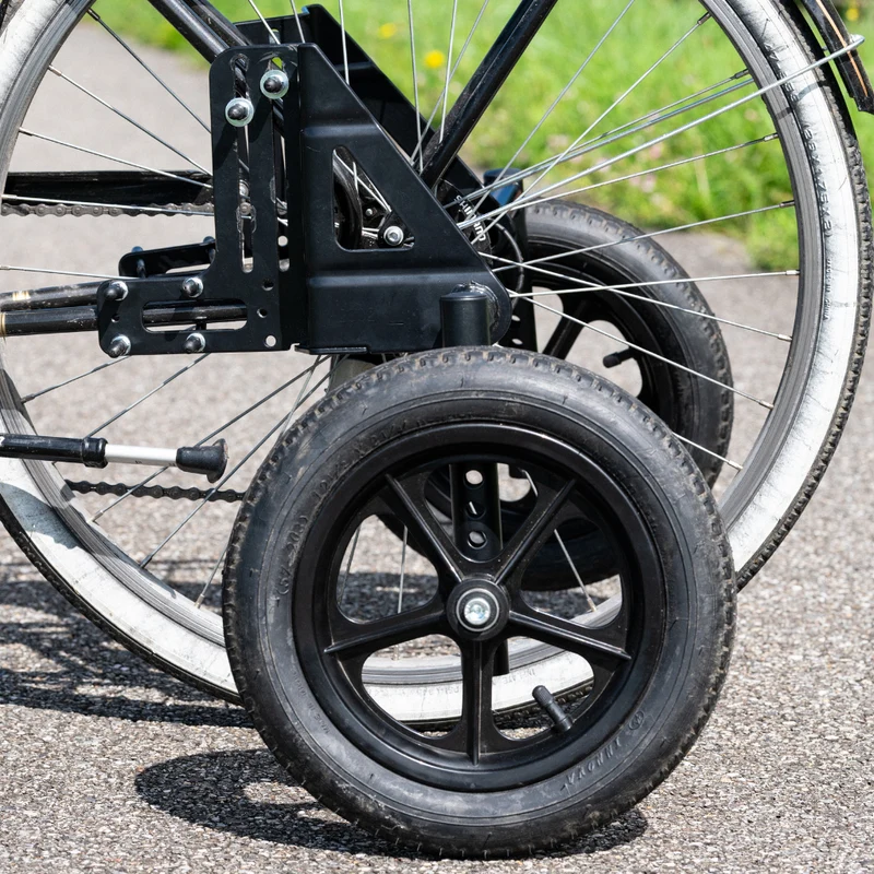 Roues stabilisatrices pour vélo adulte fixation hauban et base